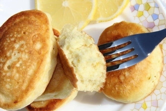 Fluffige Kefir-Pfannkuchen mit Zitrone