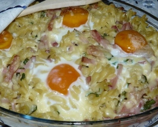 Gebackene Nudeln mit Schinken und Eiern