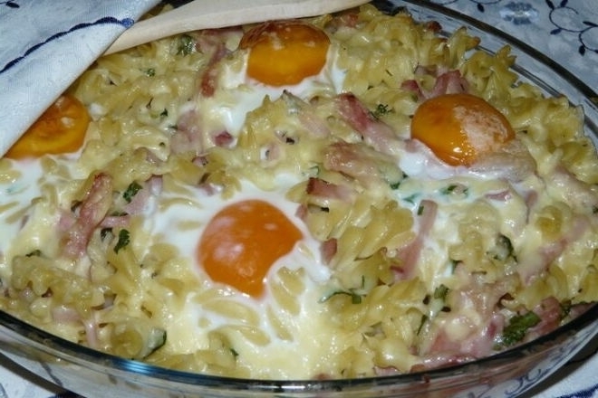 Gebackene Nudeln mit Schinken und Eiern