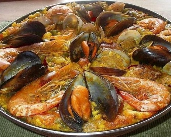 Hausgemachte Paella mit Muscheln und Garnelen