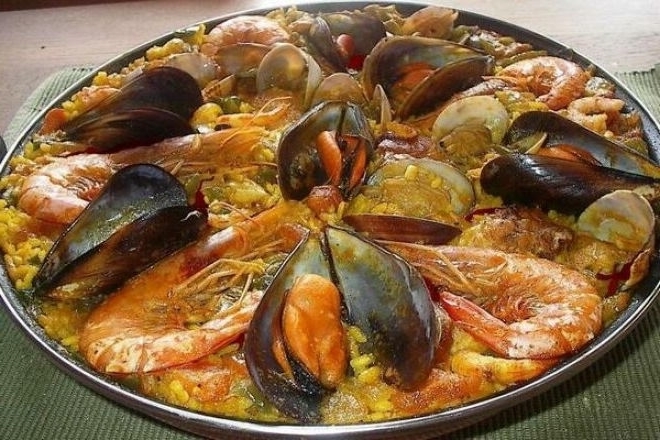 Hausgemachte Paella mit Muscheln und Garnelen