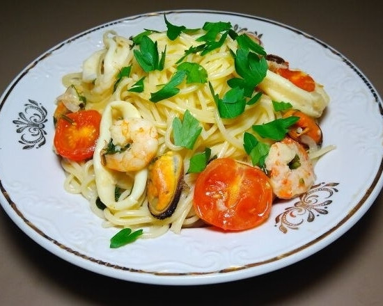 Spaghetti mit Meeresfrüchten und Kirschtomaten in Weißwein